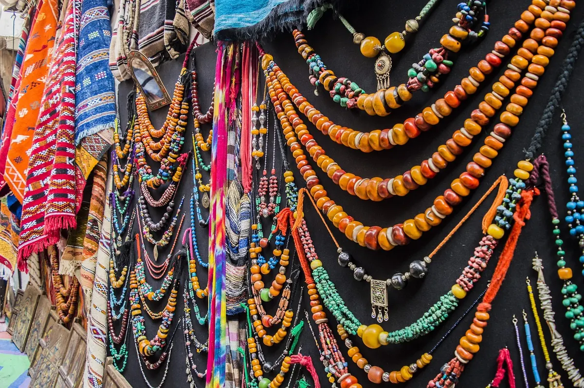 Handmade vs High Street Accessories: A Practical Comparison for UK Shoppers